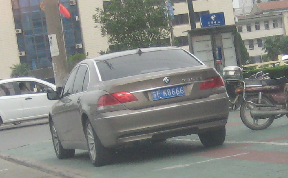 南通如东县街头实拍老款宝马730，车牌