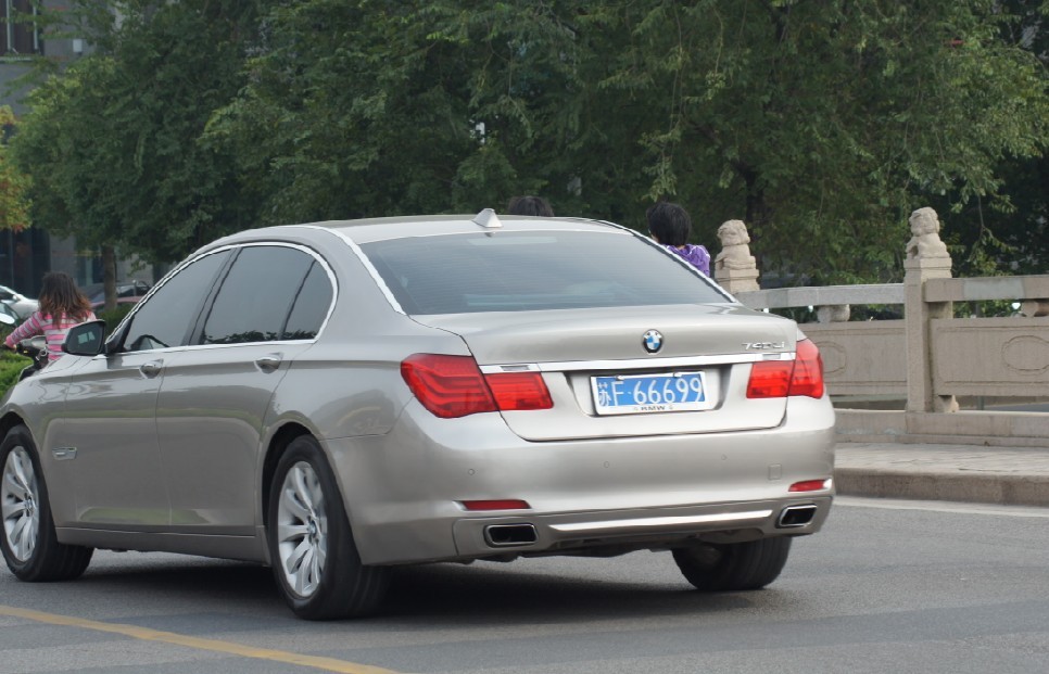 南通环城南路实拍宝马740，车牌