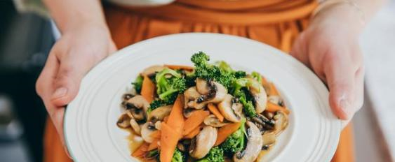 美食推荐泥鳅炖豆腐，西兰花胡萝卜炒蘑菇，鸡蛋羹的做法