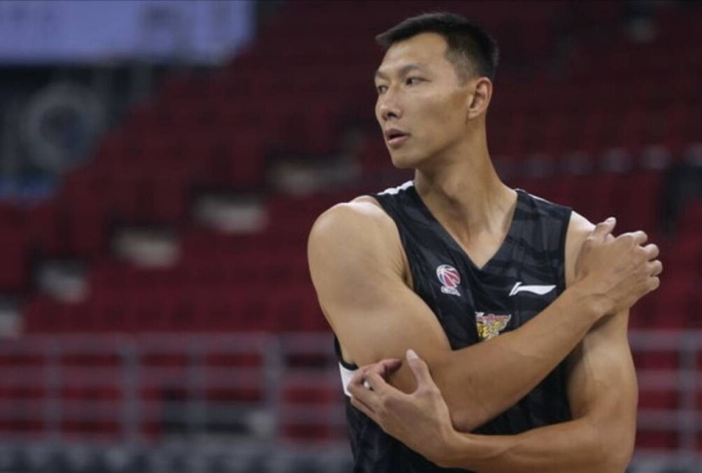 男篮的内线核心易建联,人气爆棚的高富帅