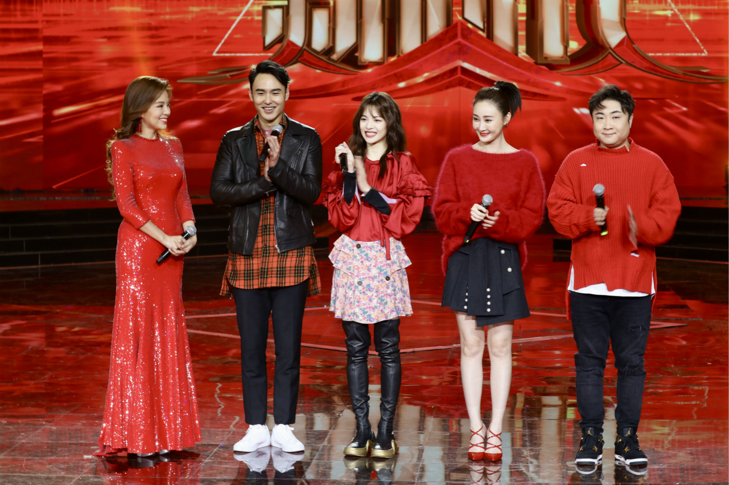 迪玛希哈妮克孜惊艳同台 米雪张智霖上演“跨时空”相聚