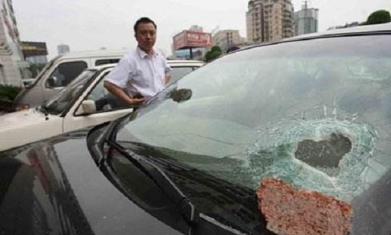 车停路边玻璃被砸碎，保险公司不给赔？老司机：要这样做