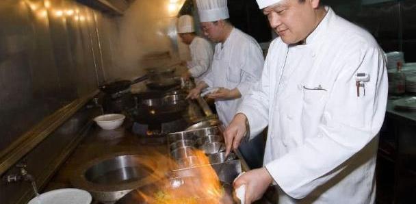 饭店厨师做饭的时候,为啥都把水龙头打开?看看厨师怎么说
