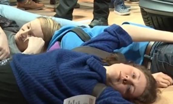 环保分子躺地上装死大闹比利时车展，警方直接动手抓捕185人