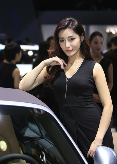 车模一身黑色紧身裙，身材丰满，婀娜多姿，配得上保时捷