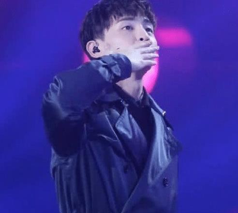 邓伦和她在一起同台忍不住偷瞄, 特写镜头下一