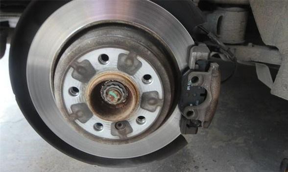 刹车片多长时间换一次？维修师傅：很多人不懂，晚了就“危险”了