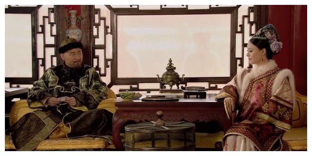 甄嬛传:安陵容跪在养心殿门口重点是救父,谁注意她穿的衣服了?