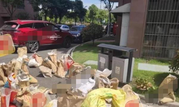 大开眼界，男子扛81个麻袋来4S店提车，却让工作人员受苦了