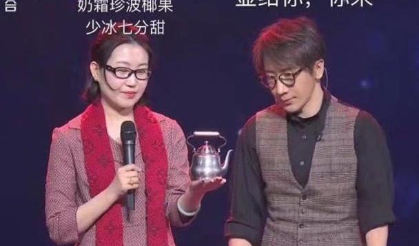 春晚上演葛优躺，岳云鹏笑场，刘谦魔术揭秘开卖同款酒壶