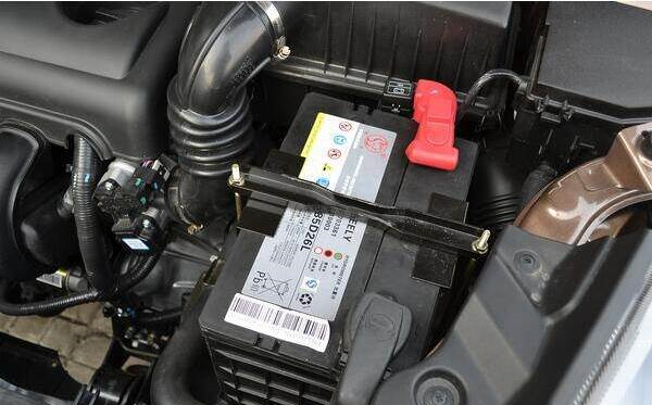 冬季蓄电池影响汽车使用，需要按时更换吗？车主：怎么不早说！