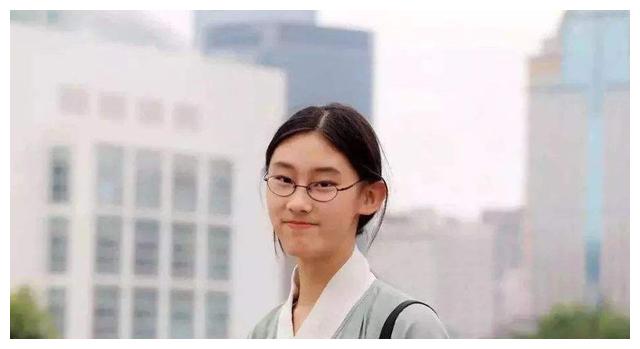清华录取分数线为615分，武亦姝613分被录取，是何原因