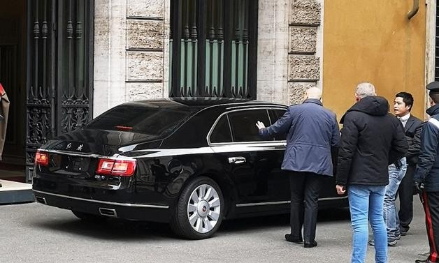 红旗神秘车型亮相欧洲，颜值不输迈巴赫，搭4.0T V8发动机