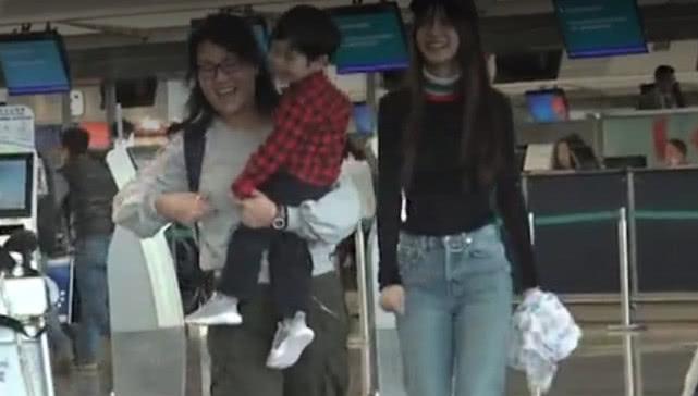 港媒曝小海绵正面照称神似黄晓明, Baby出动保姆团带儿子超