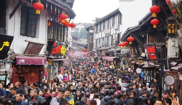 重庆这个美食街"不再亲民",但为何还是人山人海?