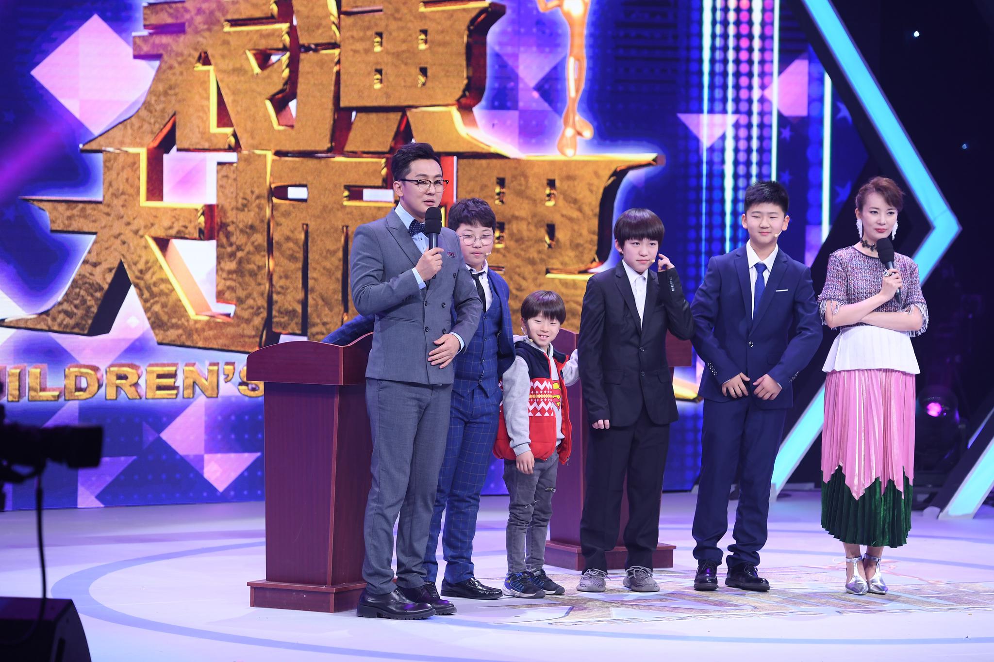 他是文章的“儿子”，如今长大褪去青涩竟然比小时候还好看。