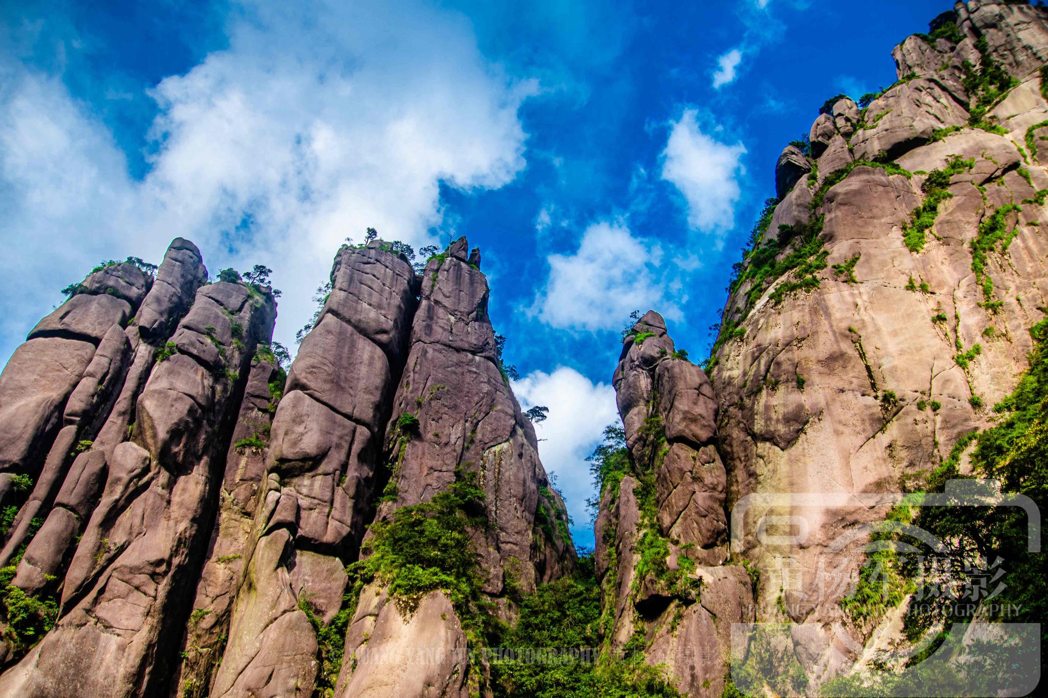 江西上饶三清山的秀美,被誉为中国第一仙山,险峻山石惟妙惟肖