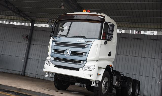 三一专为出口打造的牵引车实拍，轮胎比国内重卡大，驾驶室也更高