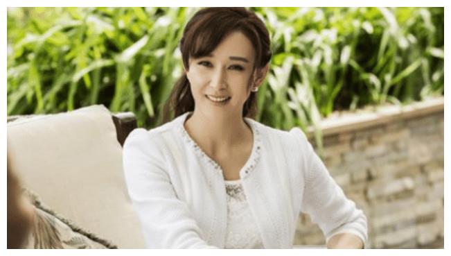 出道21年零绯闻，30岁嫁马来西亚富豪，如今隐退活成别人羡慕的样