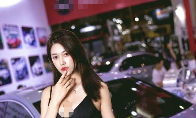 铃木车模穿开叉裙，身姿皎洁明亮，尽显妖娆