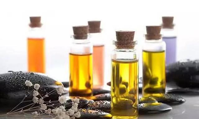 寂寞的寡妇精油按摩是什么？详解按摩精油的玩法及效果