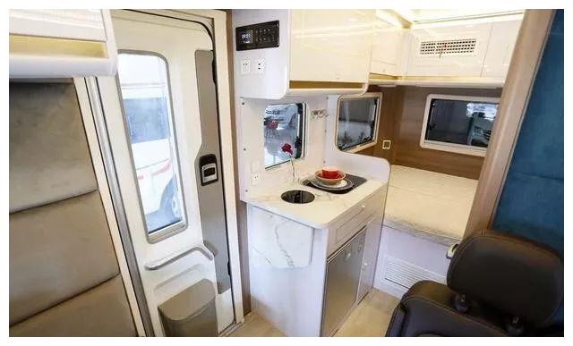 「8.22北京房车展车型推荐」上汽大通RV80小额头房车 45.98万起