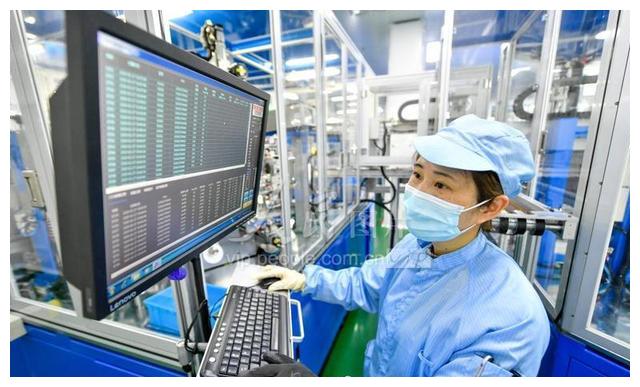 浙江长兴：新型锂电池生产忙