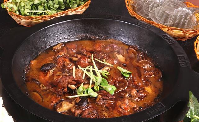正文   这道铁锅炖鸡是济南咧一锅餐厅的招牌菜之一,老板史增珠以自己