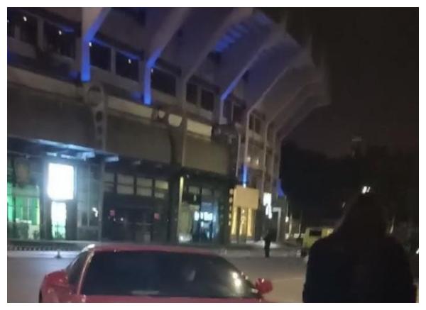 北京工体偶遇霸气“奥迪姐”,脚踩法拉利,寒夜里开敞篷奥迪R8