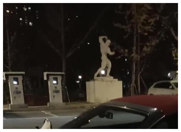 北京工体偶遇霸气“奥迪姐”,脚踩法拉利,寒夜里开敞篷奥迪R8