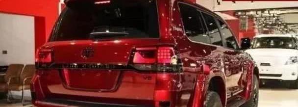 最霸气中国红,配全时四驱带V8声浪,单挑路虎揽胜,年轻人都爱