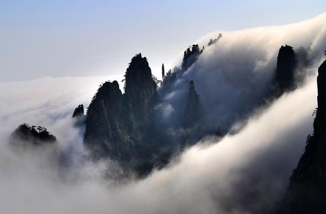 3月2日,雨后在安徽黄山风景区拍摄的云海景观.何继宏 施广德 摄