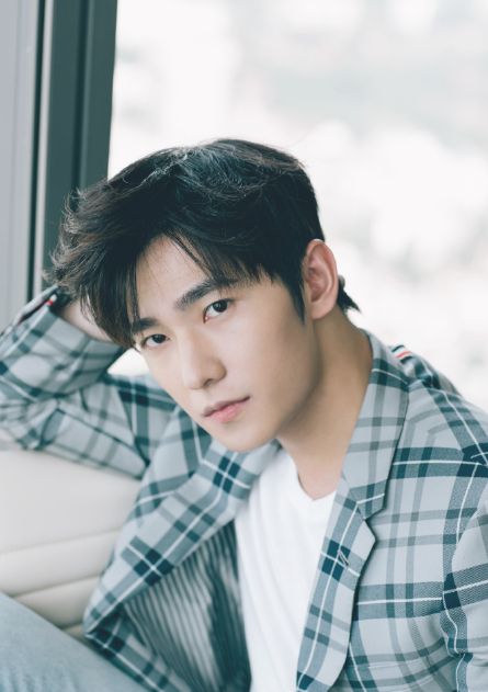 杨洋:身着黑白格子衬衫搭配牛仔裤,简约风格清