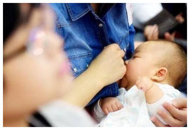95后宝妈地铁上哺乳,旁边大爷边看边说"不要脸",宝妈精彩回怼