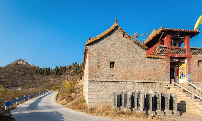 河北省临漳的郭女士在太行山的南天门修建了一座玉皇大帝庙