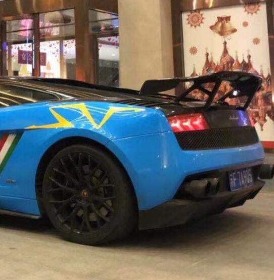 南通如皋街头实拍兰博基尼小牛跑车，大尾翼非常拉风！