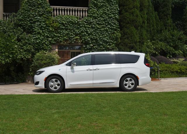 搭载3.6L V6发动机，这款MPV百公里油耗2升,价格不及埃尔法一半