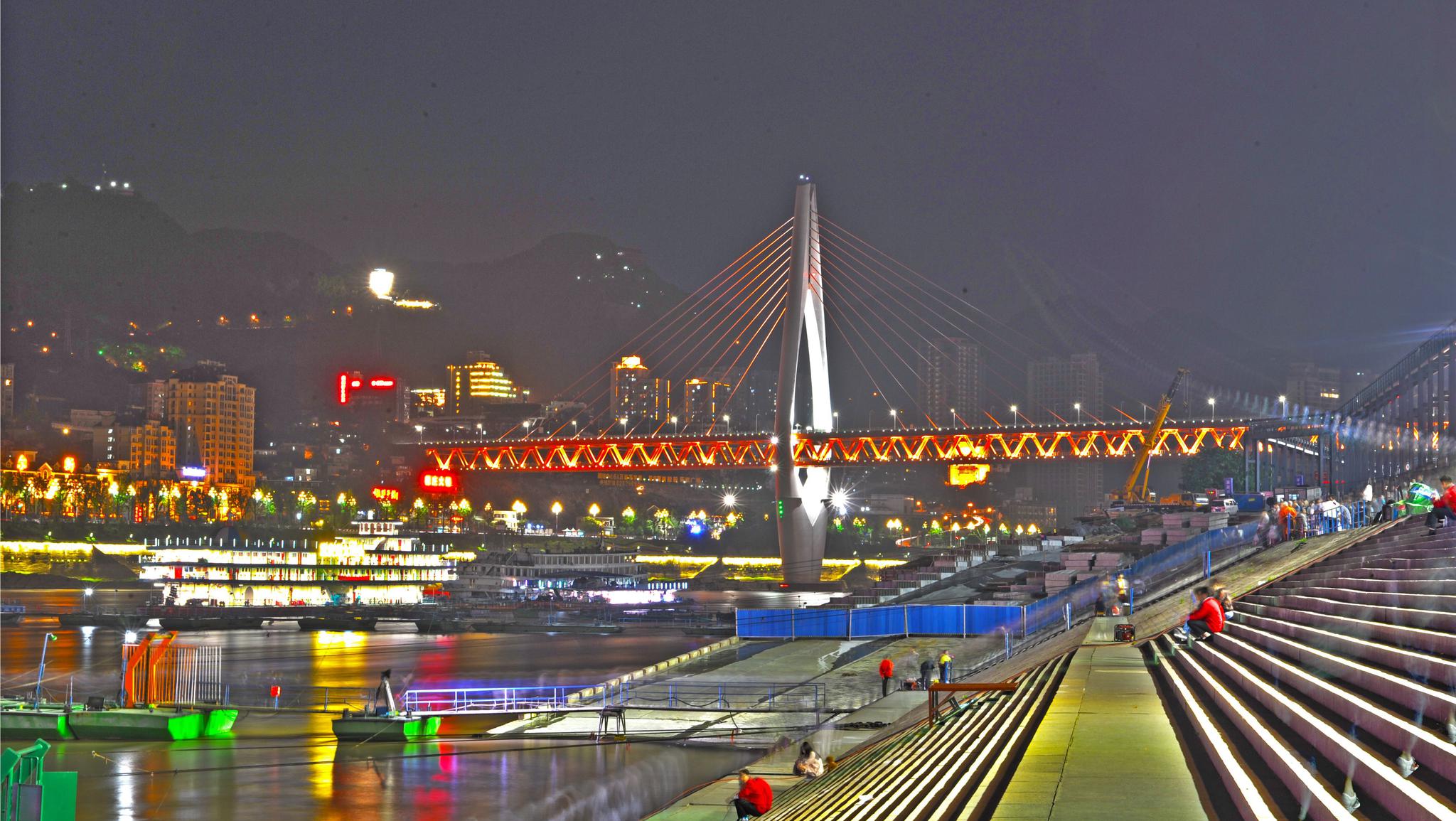 【携程攻略】重庆朝天门广场景点,朝天门码头是重庆的标志景点和必游之地，夜景尤为漂亮。但由于朝天门…