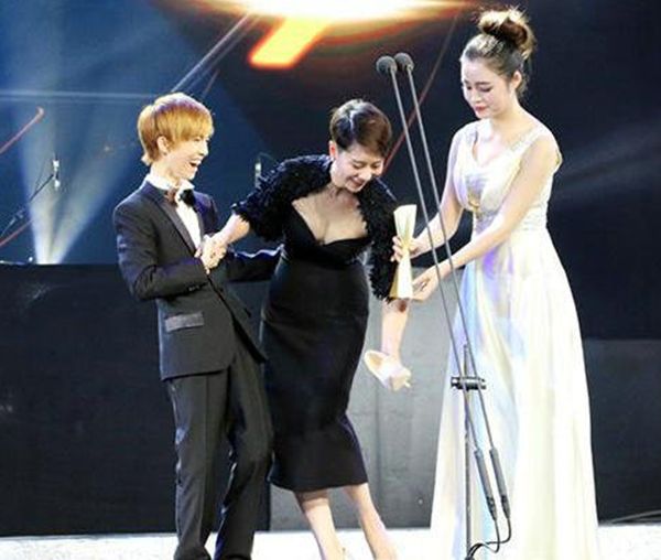 小四穿风衣_马嘉祺穿风衣的照片