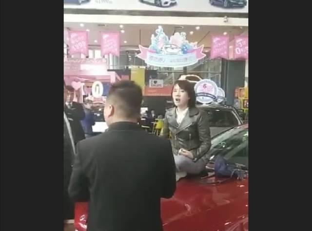 西安女子买奔驰,还没开出店就发现发动机漏油,坐在车上哭诉