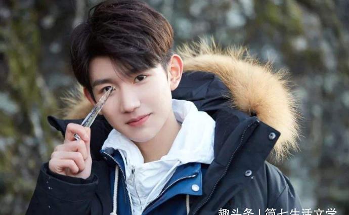 明星大小学:王源的痘和小学教育抢戏,何炅蹭表扬信,素人出镜小笑话侦探图片