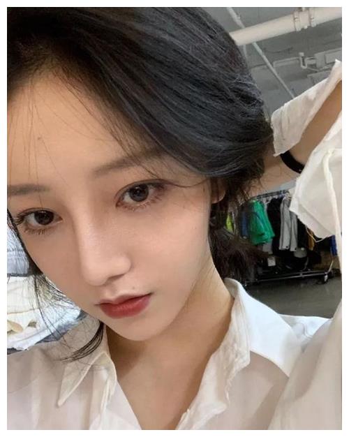 林更新女友正脸曝光，网友：怎么向王思聪看齐了？
