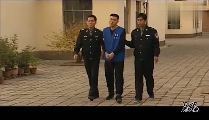 黑老大上囚车依然淡定,不料囚车一绕路黑老大崩溃!