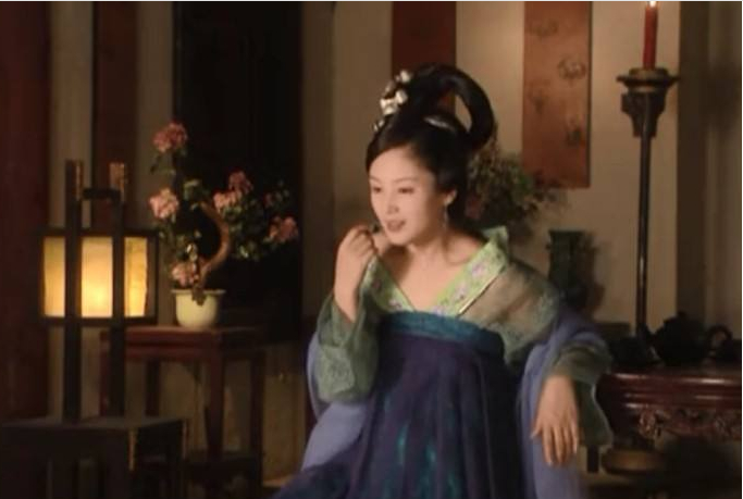 公主深夜呼唤数名
美女,
次日宫女
摒挡房子时,吓得面无赤色