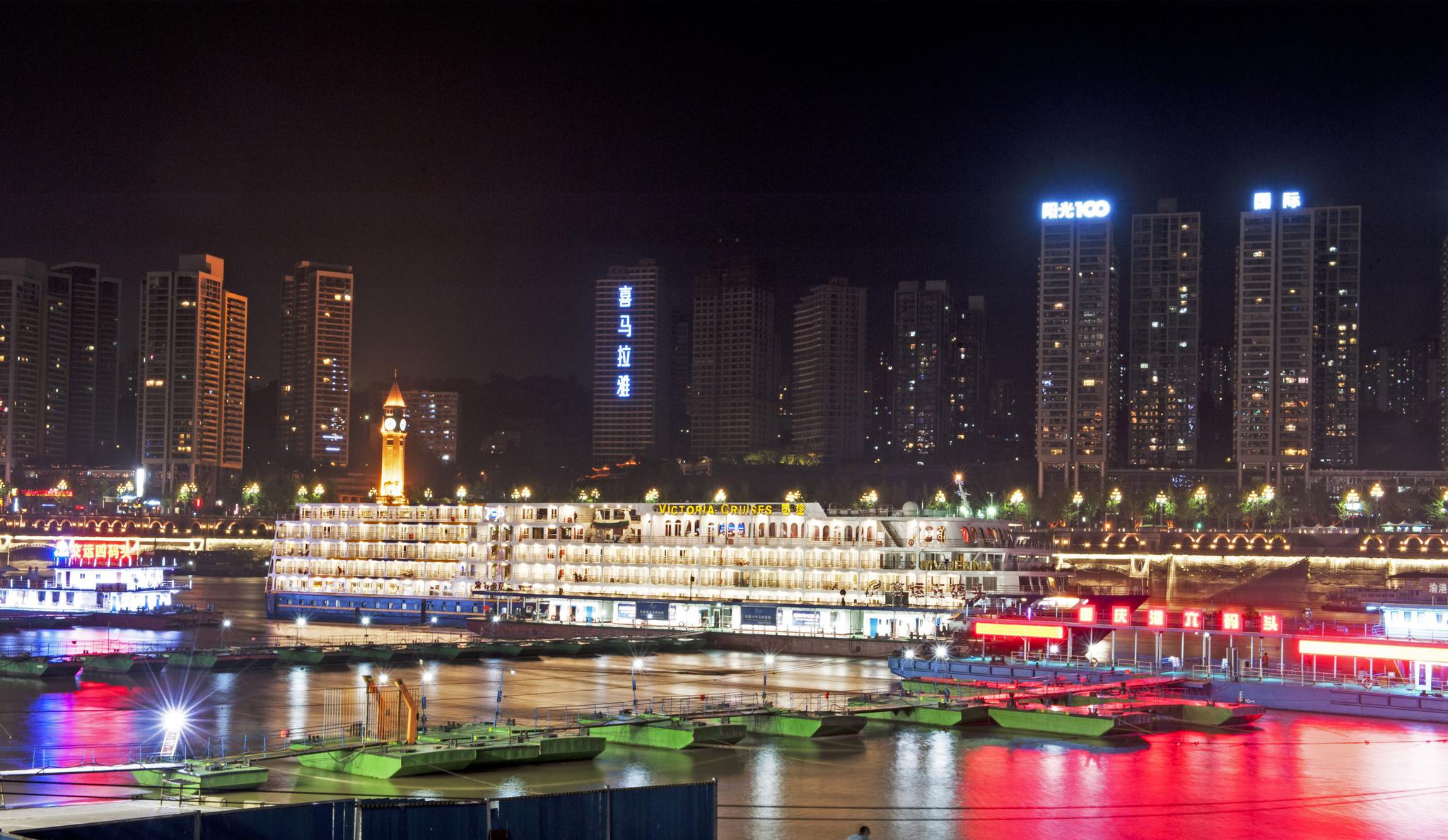 日落时分，重庆朝天门码头的天际线和建筑物。照片摄影图片_ID:354700245-Veer图库