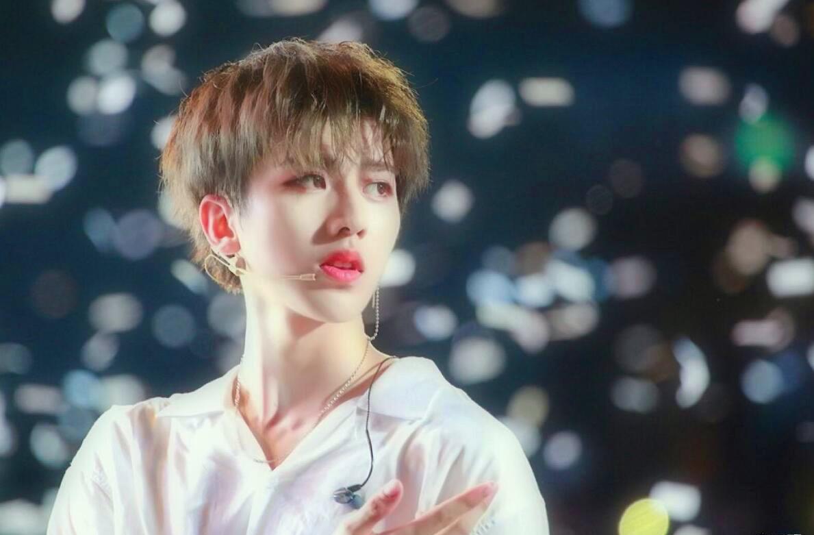 蔡徐坤的女朋友吻照