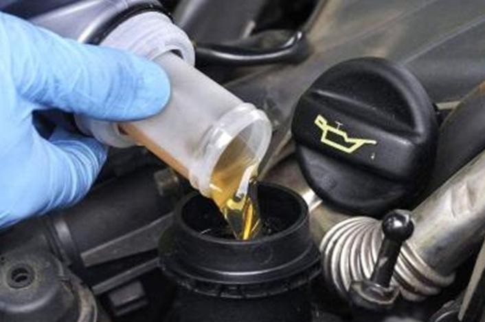 机油多久换一次最合适，千万别让4S店坑了你，全是套路！
