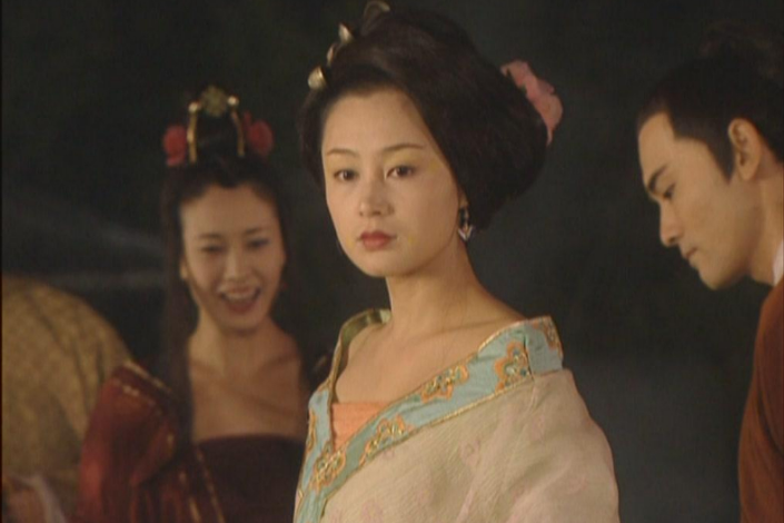 公主深夜呼唤数名
美女,
次日宫女
摒挡房子时,吓得面无赤色