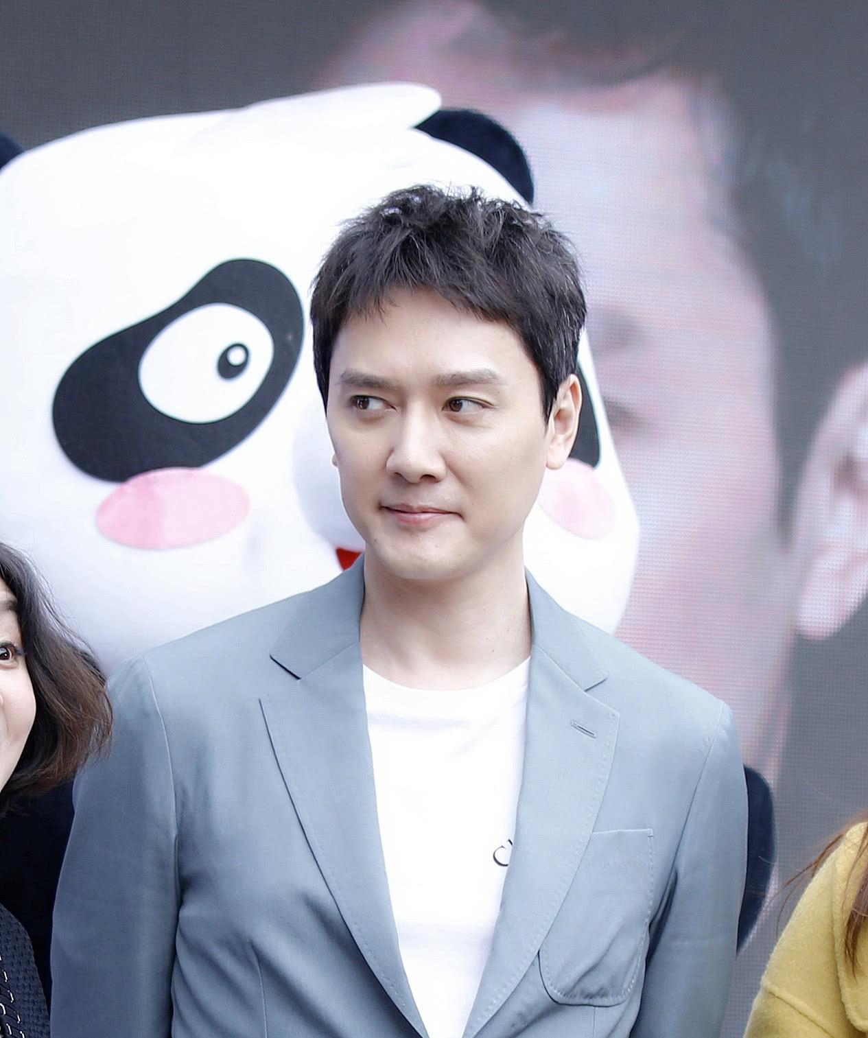 赵丽颖被爆产后抑郁,冯绍峰喂奶动作不温柔她