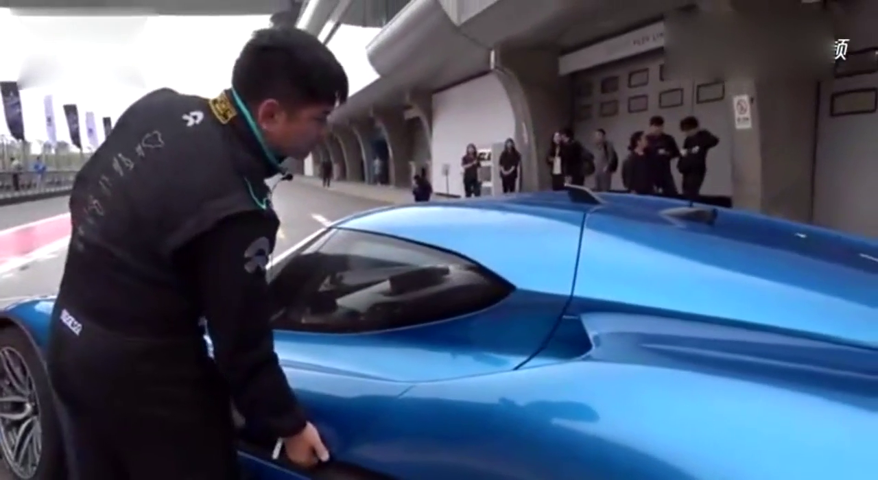 土豪展示1000多万的电动车开门方式